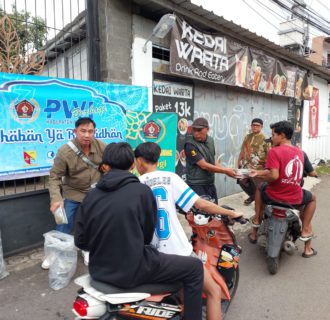 PWI Kabupaten Bandung Gelar Bukber dan Berbagi Takjil Kepada Warga