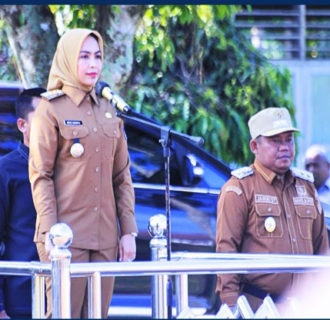 Bupati Labuhanbatu dr,Hj,Maya Hasmita Sp,OG,MKM,di dampingi wabup H Jambri ST Pimpin Apel Gabungan Perdana