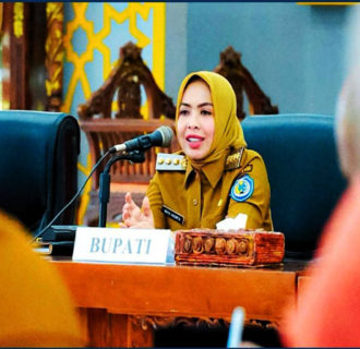 Bupati Labuhanbatu dr,Hj,Maya Hasmita Sp,OG,MKM,Bersama Badan Amil Zakat Nasional (Basnas)Labuhanbatu Menyerahkan bantusn Xakat untuk warga kurang Mampu