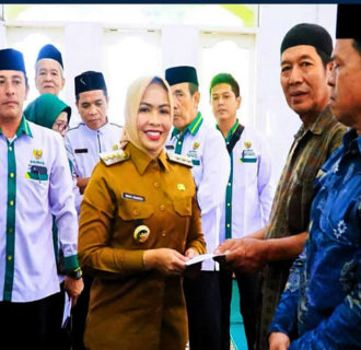 Bupati Labuhanbatu Bersama Badan Amil Zakat Nasional (Basnas)Labuhanbatu Menyerahkan bantuanZakat kepada warga kurang mampu