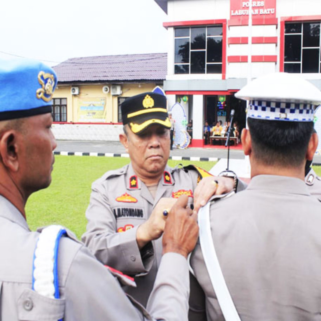 Bupati Labuhanbatu diwakili Staf Ahli Bupati Touring Ritonga Menghadiri Apel oprasi Ketupat Toba 2025