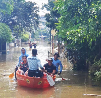 Satuan Kopaska Koarmada I Evakuasi Warga Korban Banjir di IKPN Bintaro