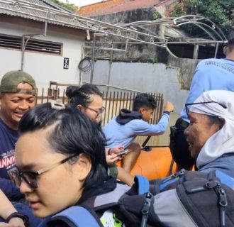 Satuan Kopaska Koarmada I Evakuasi Warga Korban Banjir di IKPN Bintaro
