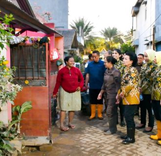 Kajati Jabar Lakukan Bakti Sosial Bagi Warga Terdampak Banjir di Kota Bekasi
