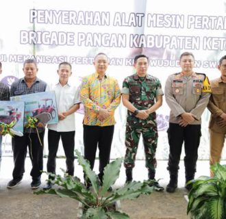 Bupati dan Wakil Bupati Ketapang Serahkan Bantuan Alat serta Mesin Pertanian Kepada Brigade Pangan Kabupaten Ketapang