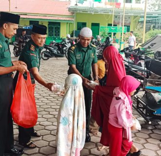 Koramil 11/KP Adakan Pembagian Takjil di Halaman Mesjid Al-Musthofa Kotapinang
