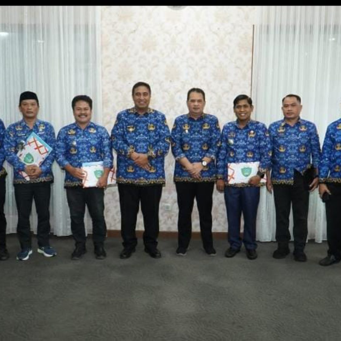 Bupati Maros Serahkan Secara Simbolis Cetakan Wajib Pajak 2025 di Tiga Kecamatan