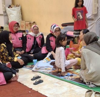 DP3AKB dan PKK Jawa Barat  Salurkan Bantuan Bagi Korban Banjir di Bekasi