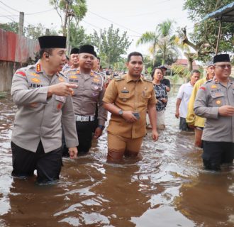 Kapolresta Pekanbaru Kunjungi Korban Banjir di Kecamatan Rumbai, Berikan Bantuan Sembako