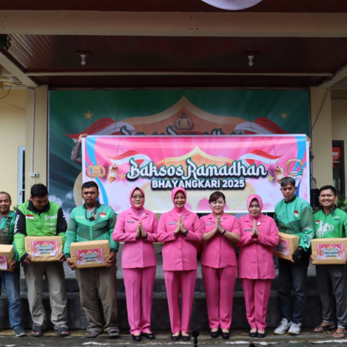 Polresta Pekanbaru Gelar Bazar Ramadhan Polri Presisi 2025 dan Bakti Sosial untuk Pengemudi Ojek Online