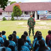 Koramil 14 / Raya Dekat Dengan Siswa Siswi SMK GKPS 1 Raya Bangun Karakter