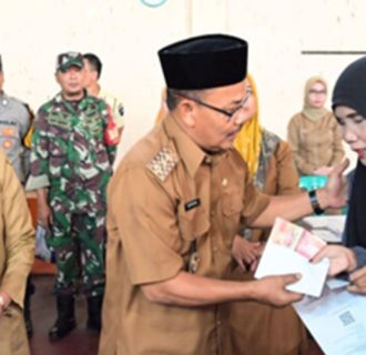 Gulirkan Banjar Berdaya Bantu Wakil Wali Kota Salurkan Bansos Tunai Pangan