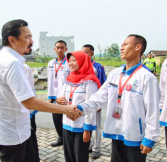 Turun Dapil, Rusdi Kirana Bagikan 40 Paket Umrah dan Beasiswa Kuliah di Politeknik Kirana