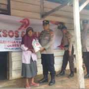 Dari Rumah ke Rumah, Kapolsek Bersama Personel Salurkan Paket Sembako di Gunung Labuhan
