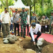 Tandai TNI Manunggal Membangun Desa (TMMD) Ke-125 di Solsel Dimulai Dengan Peletakan Batu Pertama Bedah Rumah