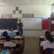 Danramil 06 / Pardangan dan Anggota Sangat Dekat Sama Siswa Siswi SDN 091287 Ajarkan Belajar Matematika