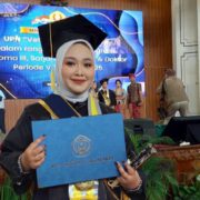 Izzaty Fathiya Wisudawati Cumlaude di Universitas Negeri UPN Yogyakarta