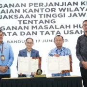 Kajati Jabar dengan Perum Penggadaian Kanwil X Bandung Tandatangani Perjanjian Kerjasama