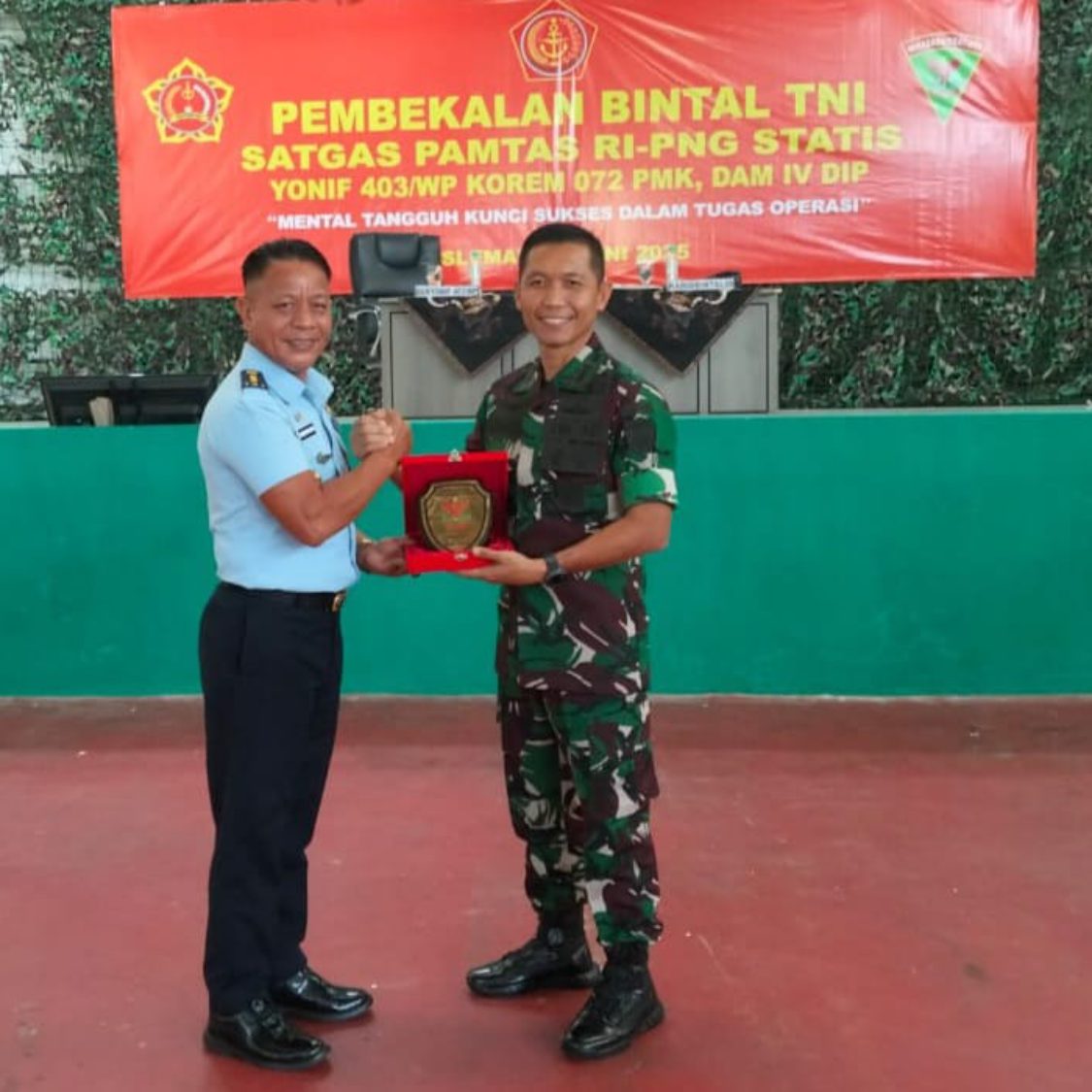 Pusbintal TNI Menggelar Pembekalan Mental Kepada Satgas Pengamanan Perbatasan RI-Papua Nugini Statis Yonif 403/WP