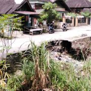 Jalan di Depan Rumah Anggota DPRD Dapil III Solok Selatan Rusak Tak Kunjung Diperbaiki