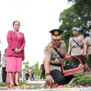Kapolda Riau Pimpin Upacara Ziarah dan Tabur Bunga Peringatan Hari Bhayangkara ke-79 di TMP Kusuma Dharma