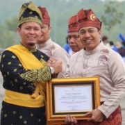 Kapolresta Pekanbaru Terima Penghargaan di Upacara HUT ke-241 Kota Pekanbaru