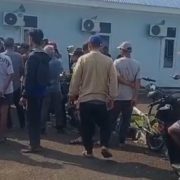 Warga Desa Lamaran Demo Tuntut Hak Pembayaran Lahan Sawah yang Dikeruk