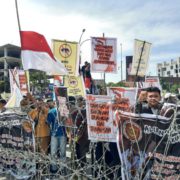 Tolak Relokasi, Ribuan Warga Pelalawan Geruduk Kantor Gubernur Riau Minta Bertemu Presiden