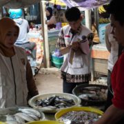 Pemkot Pekalongan Ajak Masyarakat Perkuat Usaha Mikro Melalui Belanja Dipasar Tradisional